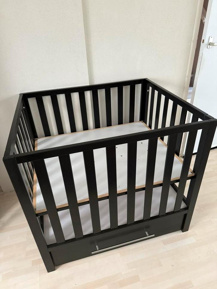 Zwarte box met verstelbare bodem, Kinderen en Baby's, Boxen, Zo goed als nieuw, Rechthoekig, In hoogte verstelbaar, Lade, Ophalen