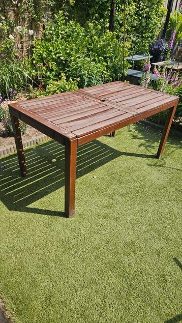Hardhouten tuintafel beschikbaar voor biedingen