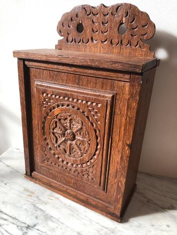 Antieke Eikenhouten Brievenbus/Wandkastje met Houtsnijwerk.  beschikbaar voor biedingen