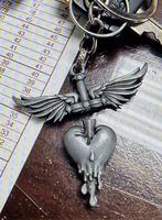 GEZOCHT: Bon Jovi Heart & Dagger Sleutelhanger / Keychain, Verzamelen, Ophalen of Verzenden, Zo goed als nieuw, Gebruiksvoorwerp