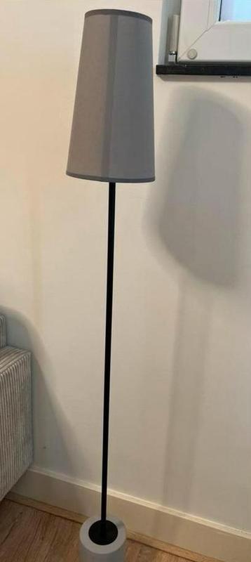 T. E. A. B. Vloerlamp grijs beschikbaar voor biedingen