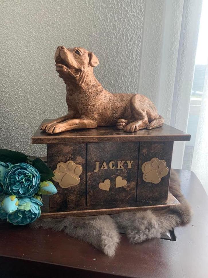 Amerikaanse Bulldog hondenbeeld op urn als set handgemaakt, Dieren en Toebehoren, Honden-accessoires, Nieuw, Ophalen of Verzenden