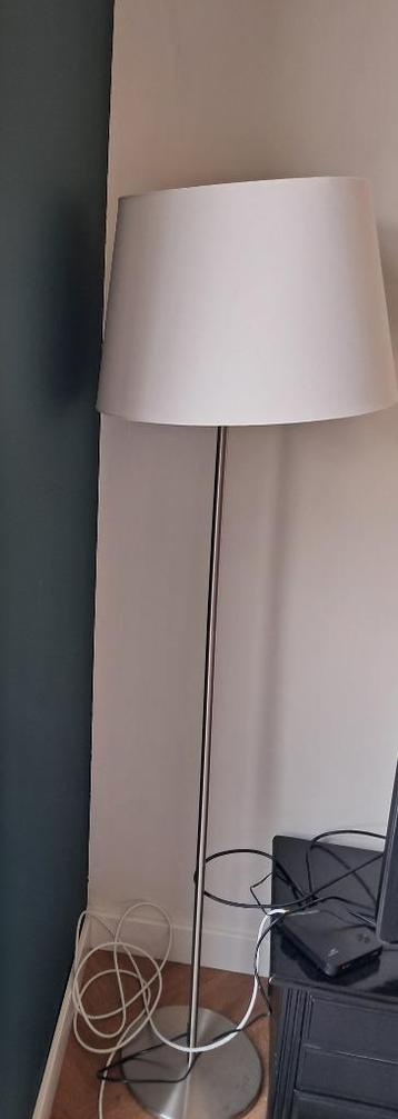 Gratis af te halen: staande lamp van Ikea