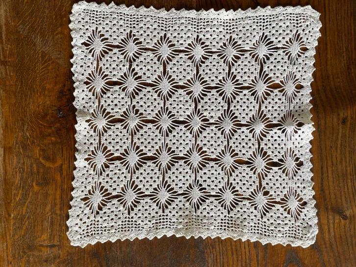 Vintage wit handwerk gehaakt  tafelkleedje bijna vierkant, Huis en Inrichting, Tafelkleden, Zo goed als nieuw, Binnen, Verzenden