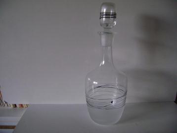Mooie glazen karaf versierd met zwarte glasdraden  beschikbaar voor biedingen