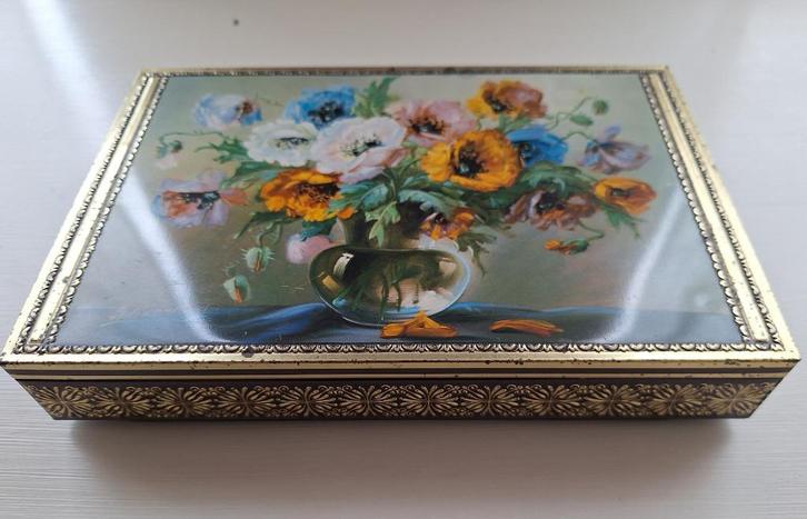 Vintage koekjes blik met anemonen bloemen in vaas, Verzamelen, Blikken, Gebruikt, Koek(jes), Ophalen of Verzenden