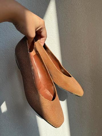Vintage Y2K bruine lederen ballerina’s met metalen details beschikbaar voor biedingen