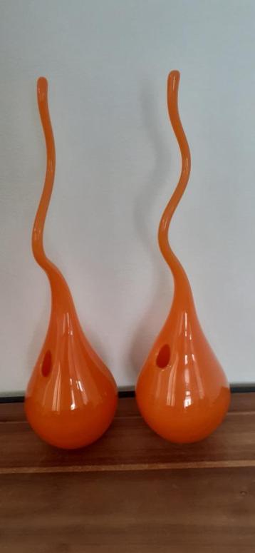 Twee Vintage bloemvazen beschikbaar voor biedingen