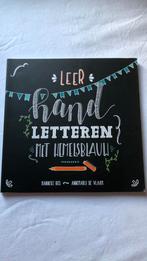 Hanneke Bos - Leer handletteren met hemelsblauw, Boeken, Hobby en Vrije tijd, Verzenden, Hanneke Bos; Annemarij Vlaam, Zo goed als nieuw