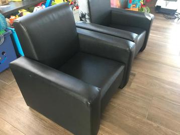 2 zwarte kinderfauteuils beschikbaar voor biedingen