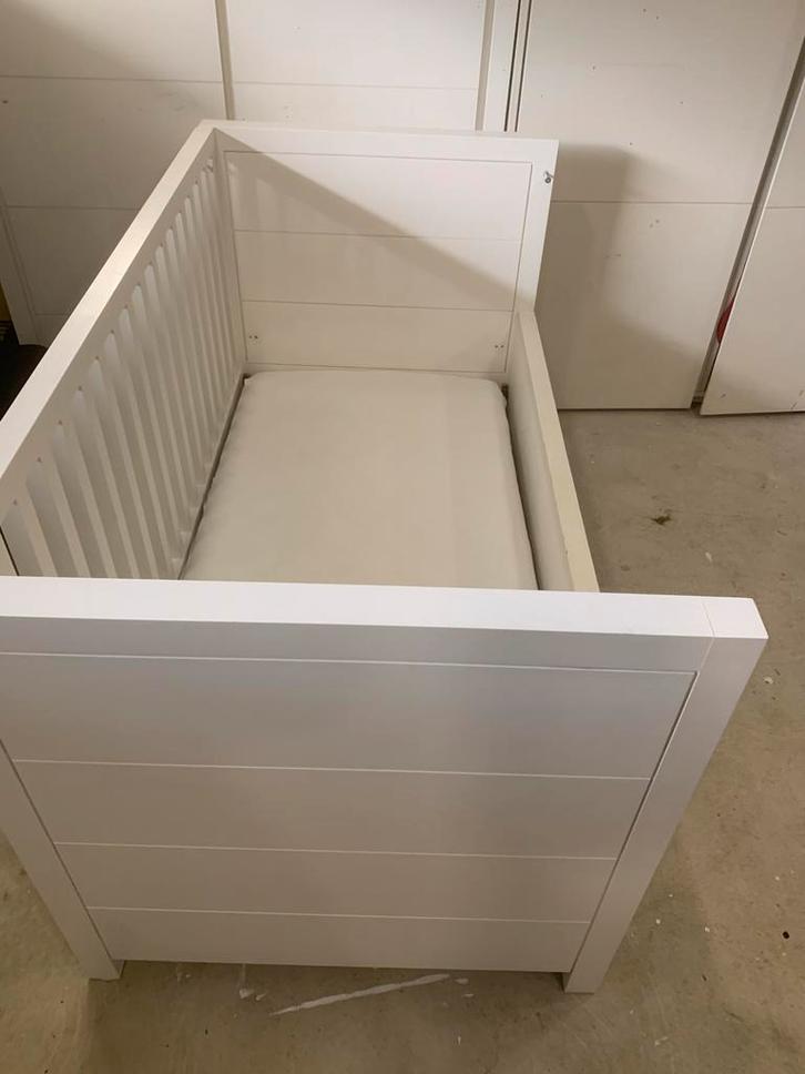 Stevig Ledikant met Matras - Verstelbare Zijkanten, Kinderen en Baby's, Babywiegjes en Ledikanten, Gebruikt, Ledikant, Ophalen