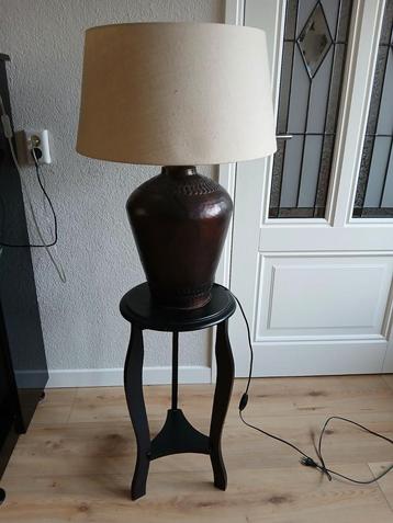Grote staande lamp, beige kap bronskleurige voet beschikbaar voor biedingen