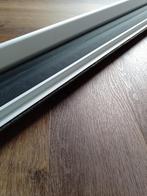 Dakraam rolgordijn Trend verduisterend (voor Velux), Ophalen, 100 tot 150 cm, Verduisterend zwart rolgordijn, aluminium randen.