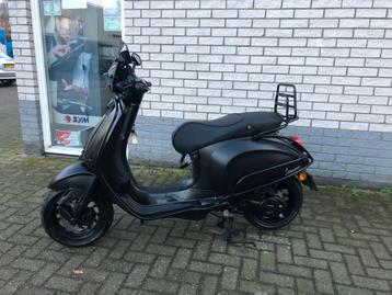 DIKKE VESPA SPRINT S 45KM BROM MAT ZWART BJ2019 8000KM 4-T beschikbaar voor biedingen