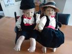 Poppen, jongen meisje, op houten smeedijzeren bankje, Verzenden, Gebruikt, Pop