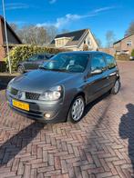 Renault Clio 1.6 16V Init 3DR AUT 2005 2002 Grijs, Auto's, Renault, 40 €/maand, 4 cilinders, 995 kg, 1200 kg