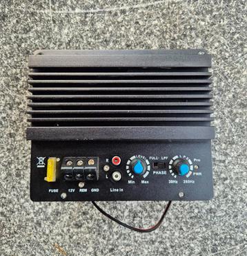 Inbouw versterker voor subwoofer.          beschikbaar voor biedingen