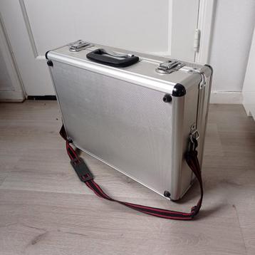  Sterke aluminium koffer 44 x 33 cm beschikbaar voor biedingen