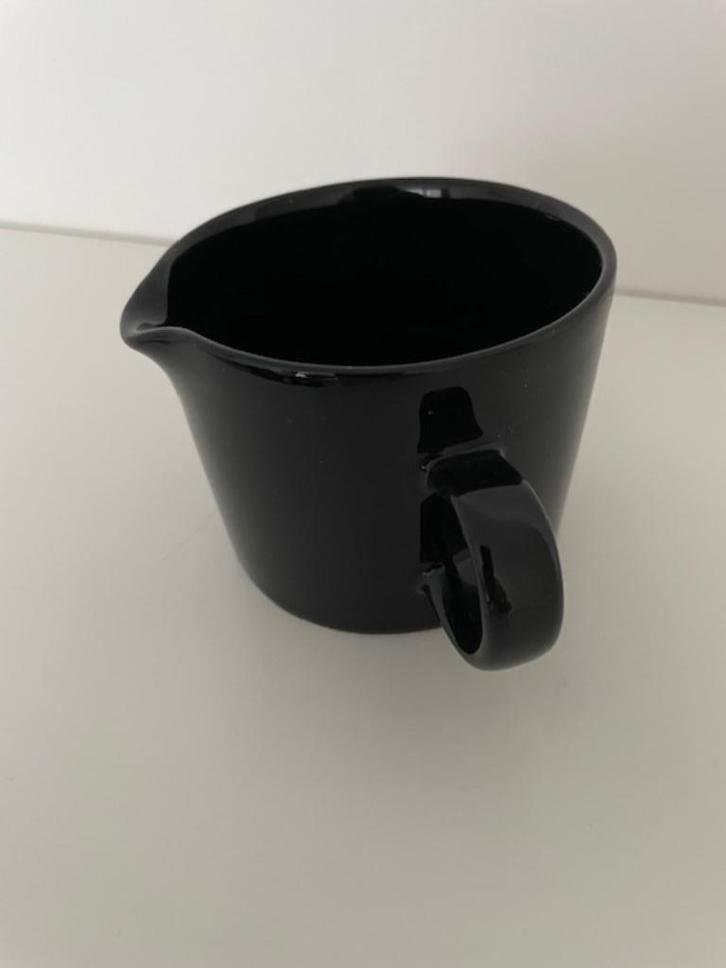 Arabia Teema Finland melkkannetje zwart met tuitje - nieuw, Huis en Inrichting, Keuken | Servies, Nieuw, Overige typen, Overige stijlen