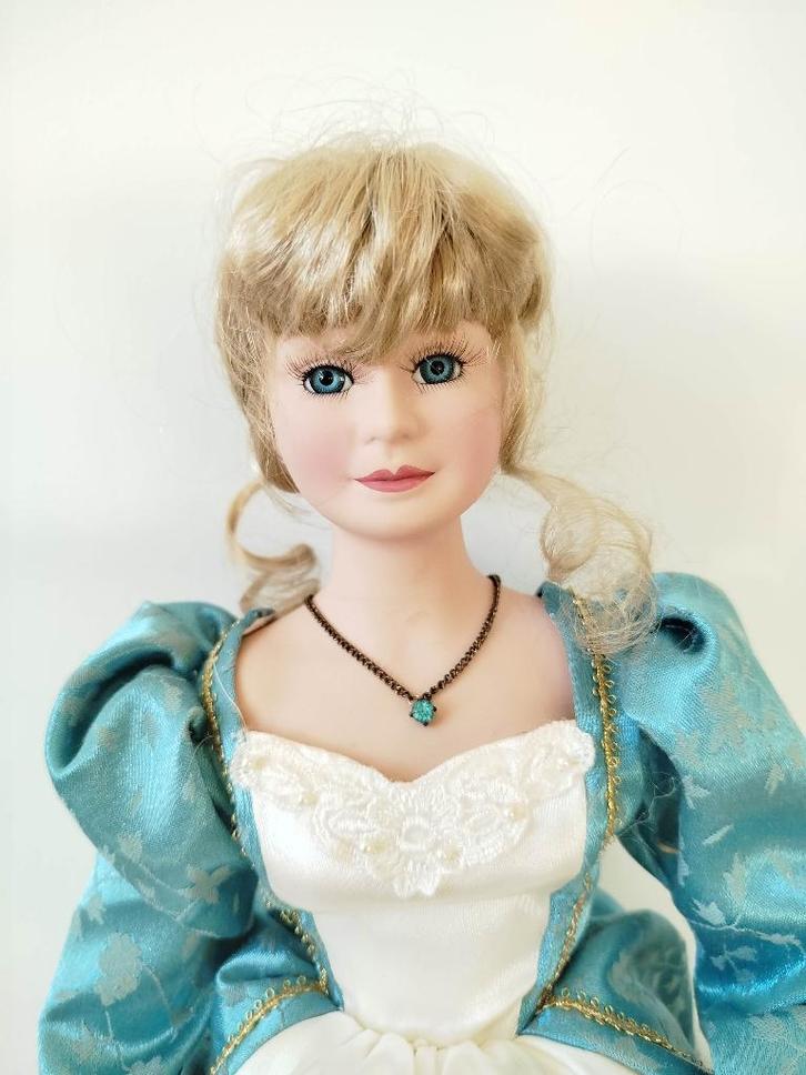 Porseleinen pop met parasol 46 cm, Verzamelen, Poppen, Zo goed als nieuw, Pop, Ophalen of Verzenden