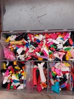Doos vol met poppen dolls schoentjes barbie sindy etc, Verzenden, Accessoires