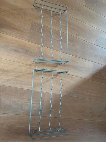 2 metalen rekjes leuk op kast beschikbaar voor biedingen