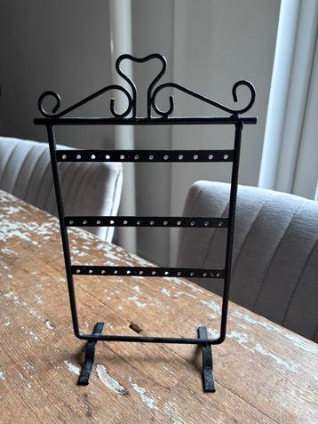 Oorbellenrekje beschikbaar voor biedingen