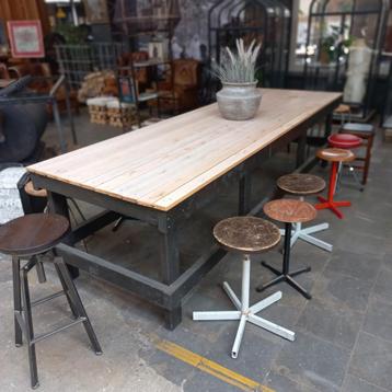 Zeer grote grenen tafel  beschikbaar voor biedingen