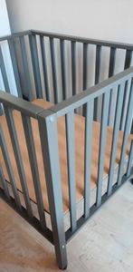 Olijfgroen ,inclusief matras en boxkleed eyecatcher 90 euro, Kinderen en Baby's, Boxen, Ophalen, Zo goed als nieuw, Wieltjes