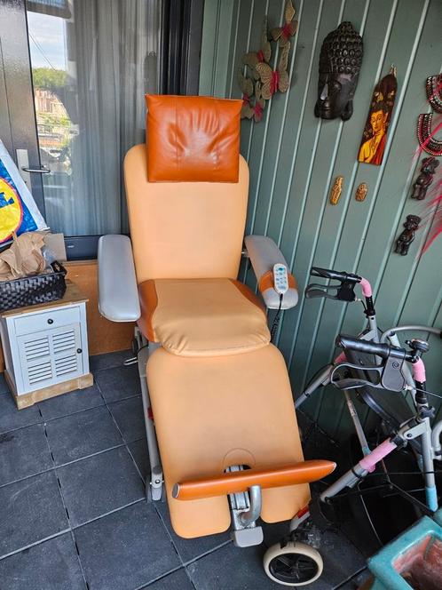 Heerlijke ligstoel, electrisch verstelbaar., Sport en Fitness, Massageproducten, Gebruikt, Massagetafel, Ophalen