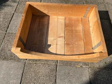Steigerhouten Hondenbak beschikbaar voor biedingen