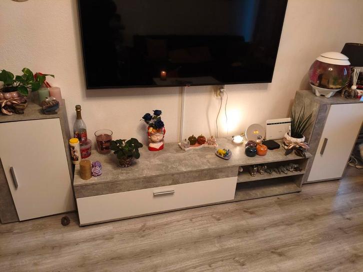 Nette complete woonkamer
eettafel tv meubel kastje grijs wit, Huis en Inrichting, Kasten | Televisiemeubels, Zo goed als nieuw