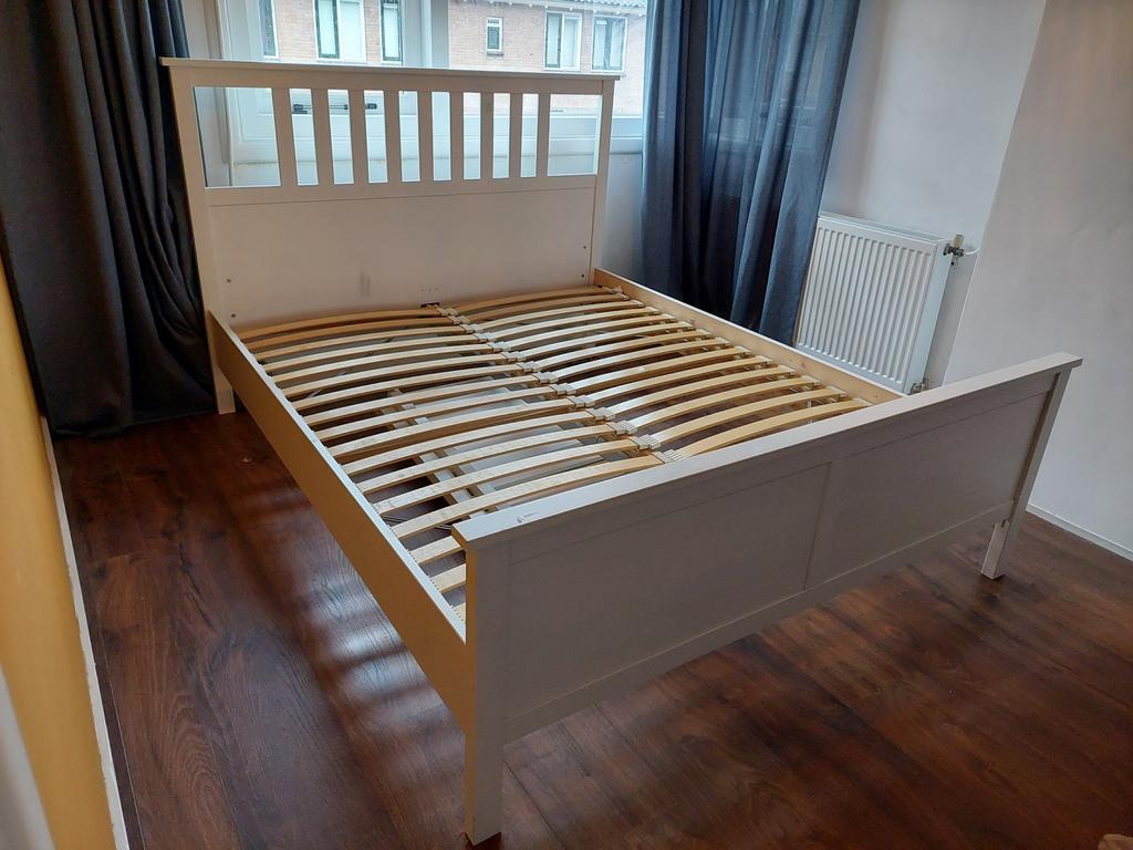 Hemnes bedframe (wit) IKEA 160x200 (incl lattenbodems), Huis en Inrichting, Slaapkamer | Bedden, Ophalen, Wit, Tweepersoons, Zo goed als nieuw
