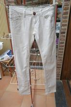 Broek wit Desigual slim fit tekst geborduurd mt 28 (mt 36), Kleding | Dames, Broeken en Pantalons, Wit, Ophalen of Verzenden, Zo goed als nieuw