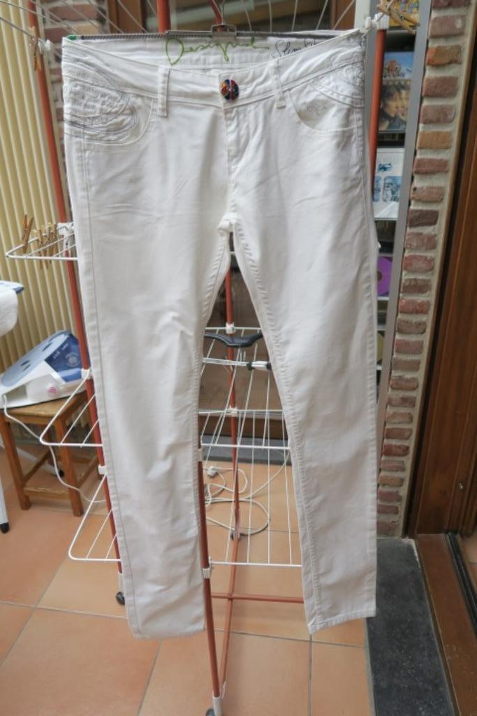 Broek wit Desigual slim fit tekst geborduurd mt 28 (mt 36), Kleding | Dames, Broeken en Pantalons, Zo goed als nieuw, Maat 36 (S)