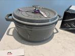 Staub La Cocotte 24 cm Grafiet grijs in topstaat, Huis en Inrichting, Keuken | Potten en Pannen, Gietijzer, Ophalen of Verzenden