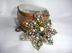 €25,00 GAVE BROCHE MET AURORABOREALIS - ooq, Verzenden, Overige materialen, Broche, Met edelsteen