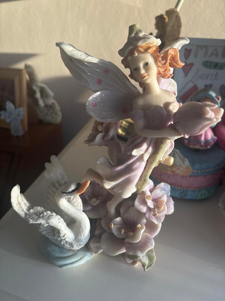 Engelenbeeld met zwaan 20 cm, Tuin en Terras, Tuinbeelden, Ophalen of Verzenden, Zo goed als nieuw, Kunststof, Engelenbeeld