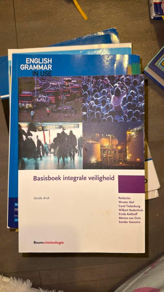 Basisboek integrale veiligheid, Boeken, Politiek en Maatschappij, Zo goed als nieuw, Maatschappij en Samenleving, Nederland, Ophalen