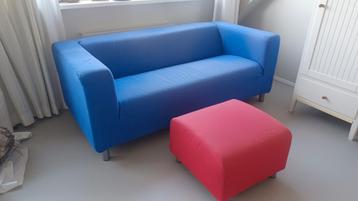 IKEA Bankje blauw en Poef rood. beschikbaar voor biedingen