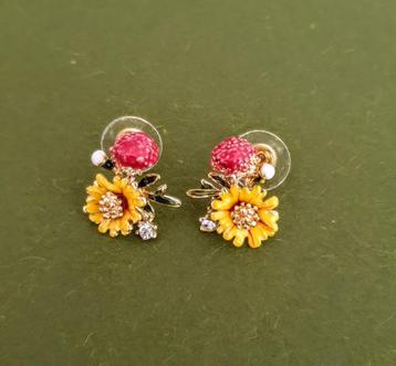 Kleurige fleurige bloemetjes oorbellen met emaille en wit sw beschikbaar voor biedingen