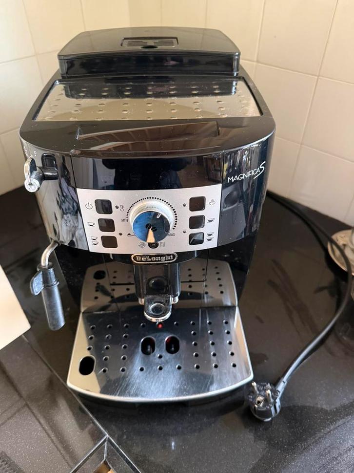 DeLonghi Magnifica S koffie cappuccino apparaat, Witgoed en Apparatuur, Koffiezetapparaten, Gebruikt, Koffiebonen, Koffiemachine