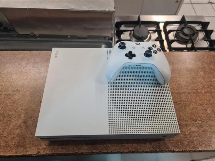 xbox One S + 3 Games, Spelcomputers en Games, Spelcomputers | Xbox One, Zo goed als nieuw, Xbox One, 500 GB, Met 1 controller