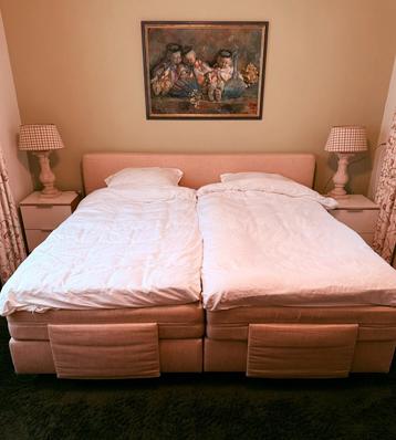 Elektrisch verstelbaar bed met nachtkastjes beschikbaar voor biedingen