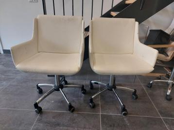 2 witte stoelen