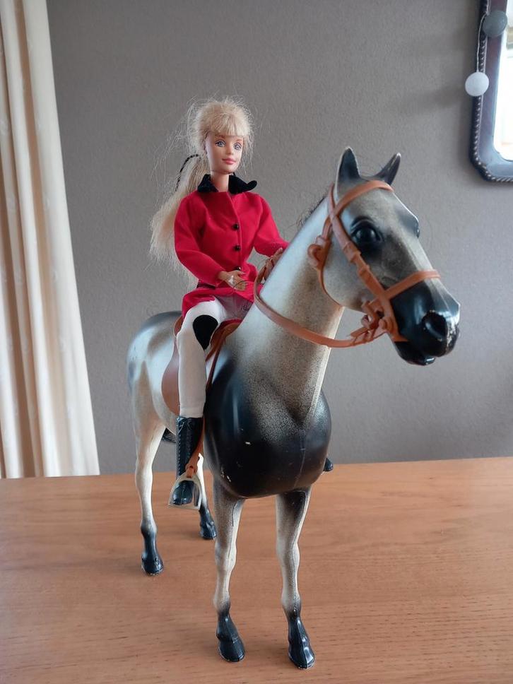 Barbie en paard.  Twee kleine paarden., Kinderen en Baby's, Speelgoed | Poppen, Barbie, Ophalen of Verzenden