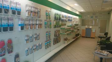 Nette Winkelstelling Verkoopstelling met schappen en haken beschikbaar voor biedingen