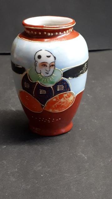 Chinees vaasje met afbeelding Man  beschikbaar voor biedingen
