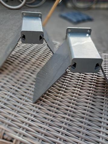 Twee duivenzitplanken grijs. beschikbaar voor biedingen