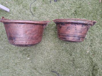 2 zware antieke koperen ketels beschikbaar voor biedingen